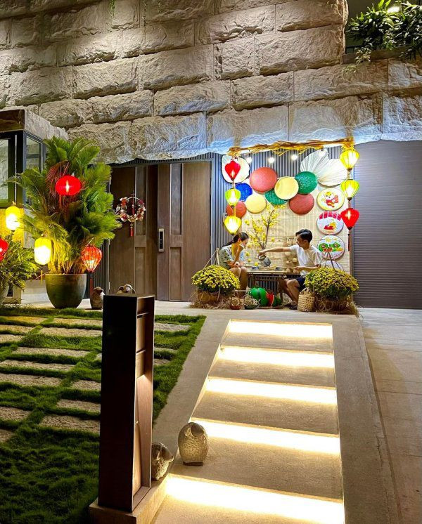 Trước cửa biệt thự nhà Cường Đông La - Đàm Thu Trang được trang trí theo kiểu Tết xưa với lồng đèn nhiều màu và những bó cúc vàng rực.