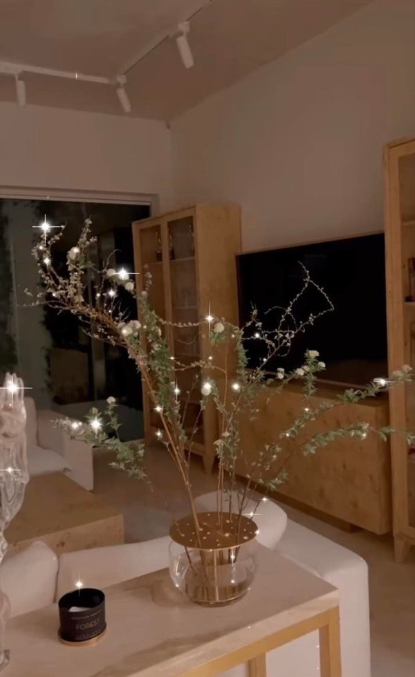 Không chỉ căm 1 bình, Hồ Ngọc Hà cắm hẳn 3-4 bình ở nhiều vị trí khác nhau.