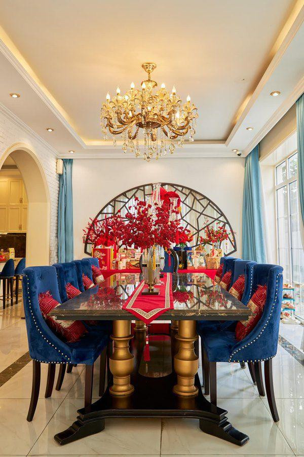 Đào đông đỏ trang trí từ ngoài cổng vào tới trong nhà.