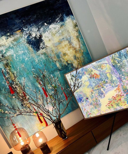 Trên trang cá nhân, Đàm Thu Trang khoe cành đào mới tậu kèm 2 biểu tượng lì xì như một cách "báo hiệu" Tết đã về tới nhà mình.