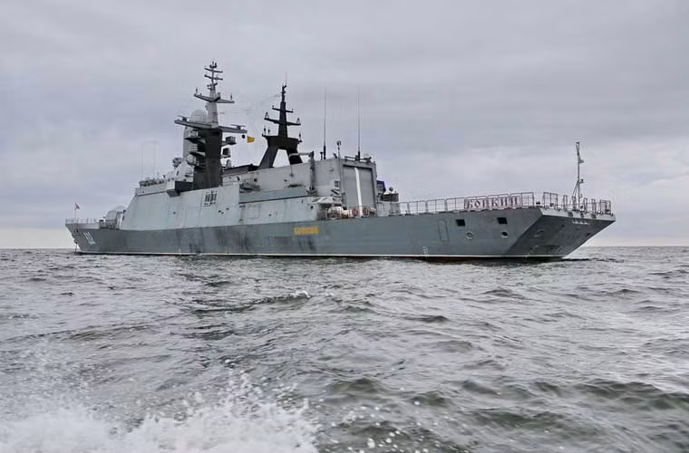 Ngoài hệ thống vũ khí săn ngầm, tàu hộ vệ Project 20381 còn trang bị dàn vũ khí "khủng" gồm: pháo hạm A-190 100mm; hệ thống phòng không tầm trung Redut (32 đạn tên lửa 9M96E/M hoặc 9M100); hệ thống tên lửa chống hạm 3M24 Uran; hai bệ pháo phòng không AK-630M.