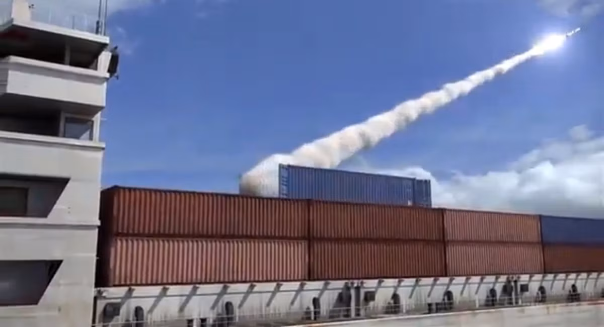 Các chuyên gia Mỹ cũng phải thừa nhận điều này. “Bề ngoài các tổ hợp này không phân biệt với container hàng hóa thông thường khiến cho không thể xác định bên trong có gì - tên lửa hay hàng hóa thông thường. Thoạt đầu, tàu chở hàng vô hại xuất hiện gần bờ và vài phút tiếp theo mục tiêu của đối phương đã bị tiêu diệt”, chuyên gia tư vấn của Lầu Năm Góc Ruben Johnson cho biết.