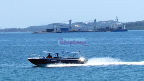 Các ca nô cao tốc liên tục chạy quanh vùng nước quân cảng Cam Ranh để bảo đảm an toàn cho việc đưa tàu 185 – Khánh Hòa vào quân cảng.