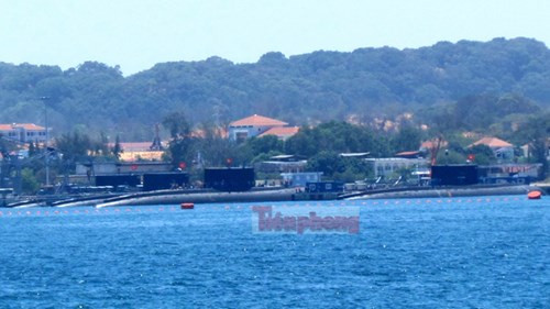 Lúc 10h50, tàu 185 – Khánh Hòa đã neo trong cảng Lữ đoàn tàu ngầm 189, giữa tàu 184 – Hải Phòng và các tàu 182 – Hà Nội, 183 – Thành phố Hồ Chí Minh.