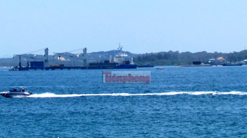 Các ca nô đảm bảo an ninh liên tục quần thảo.