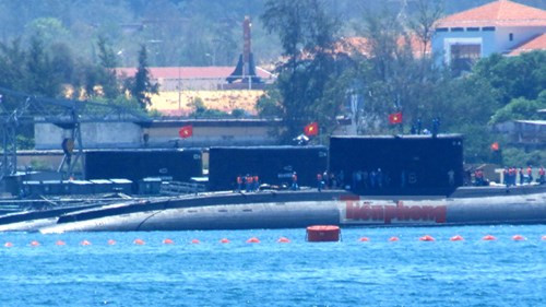Tàu 185 – Khánh Hòa đi vào cảng Lữ đoàn tàu ngầm 189, qua các tàu 182 – Hà Nội và 183 – Thành phố Hồ Chí Minh.