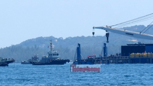 Tại đây, tàu Rolldock Storm được mở van đáy để đưa nước biển vào, làm chìm một phần thân tàu. Đồng thời, nước biển cũng sẽ được đưa vào tàu ngầm HQ-185 Khánh Hòa. Lúc 10h, tàu Khánh Hòa bắt đầu được đưa ra khỏi khoang tàu Rolldock Storm.