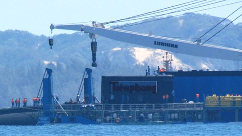 Quốc kỳ Việt Nam chuẩn bị được cắm trên tàu 185- Khánh Hòa.