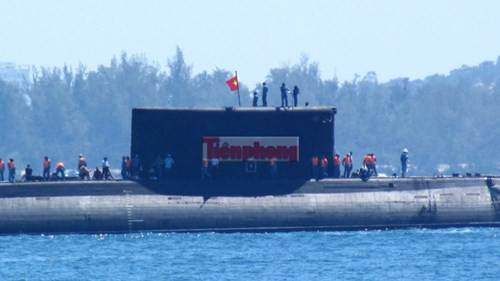 Lúc 10h20, tàu 185 – Khánh Hòa ra khỏi khoang tàu Rolldock Storm. Quốc kỳ Việt Nam tung bay trên ca bin tàu 185 – Khánh Hòa.