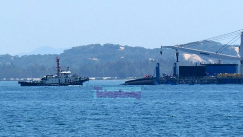 Tàu ngầm Khánh Hòa đang được đưa ra khỏi khoang tàu Rolldock Storm.