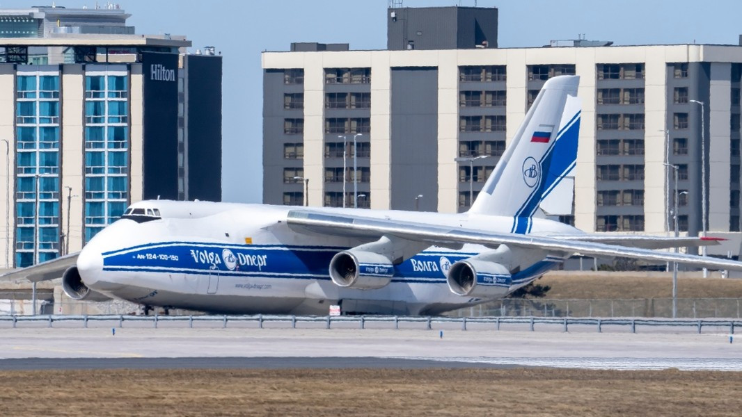 An-124 Ruslan là máy bay vận tải quân sự, được các nhà thiết kế Liên Xô tạo ra để vận chuyển phương tiện bọc thép hạng nặng và các hệ thống tên lửa phòng không cũng như tên lửa chiến thuật.