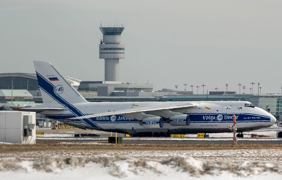 Do Canada đóng cửa bầu trời với các máy bay Nga cho nên chiếc An-124 nói trên không thể rời đi, ngoài ra nó còn phải chịu khoản phí sân bãi hàng ngày lên tới 1.650 USD, dẫn đến khoảng 683.000 USD cho thời gian lưu trú kéo dài.
