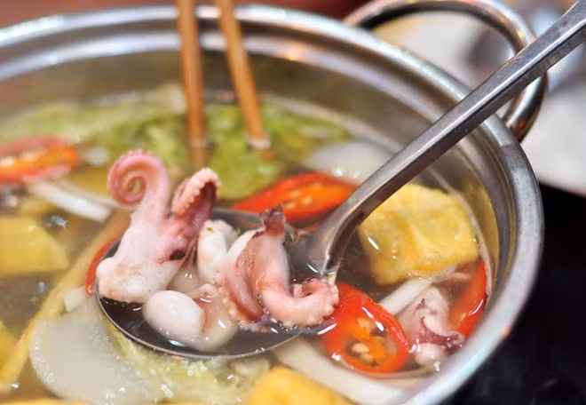 Món ăn có vị tươi, giòn của bạch tuộc, chua nhẹ. Nước chấm được nấu từ giấm và nước dừa. Một số quán hay nhà hàng cũng dùng nước hầm từ xương heo để tăng độ ngọt, thanh. 7. Bạch tuộc phô mai