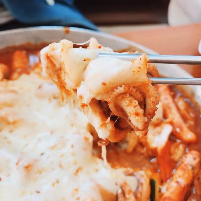 Nếu các bạn là fan trung thành của phô mai béo ngậy, kéo sợi dài thòng hấp dẫn khó cưỡng thì đừng bỏ qua món này. Bạch tuộc tắm đẫm sốt phủ bên trên là lớp phô mai dày, béo. Vị cay nồng của ớt, vị ngọt của mật ong, vị béo của phô mai, bạch tuộc sần sật đã tạo nên sự hấp dẫn tới khó quên của món ăn này 8. Canh bún bạch tuộc