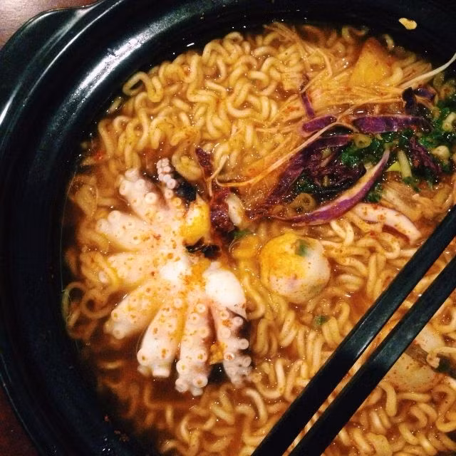 Mì cay là món chưa bao giờ hết hot hén, mì cay bạch tuộc ngon nhức nhói nghen. Tùy trình ăn cay mà chọn cấp độ nha, nước mì cay cay chua chua, ăn với nấm kim châm, bạch tuộc giòn, rồi có cả cá viên, bông cải nữa. Ngon lắm nhé, nếu thích thì gọi thêm phần mì tôm càng cho đủ bộ hải sản nhé! 10. Bạch tuộc nướng