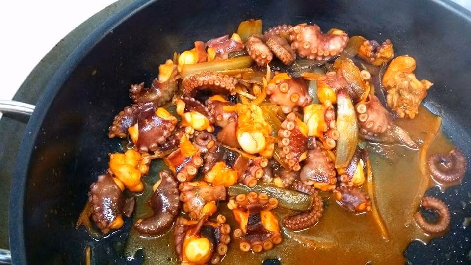 Nakji Bokkeum hay bạch tuộc xào cay kiểu Hàn là món ăn được nhiều người ưa thích trong ẩm thực Hàn Quốc. Món ăn này là sự kết hợp hoàn hảo giữa hải sản và vị cay ấn tượng từ nhiều loại nguyên liệu. 3. Cơm bạch tuộc