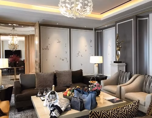 Nhẫn kim cương, phi cơ riêng, khách sạn hạng sang và hàng hiệu, đó là những thứ xa lạ với người thường nhưng lại rất quen thuộc với Chryseis Tan