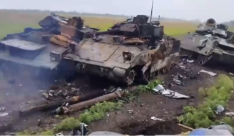 Đánh giá từ đoạn phim gửi về từ hiện trường, xe chiến đấu bộ binh M2 Bradley của Quân đội Ukraine gặp thiệt hại khá nghiêm trọng trước sự tấn công của máy bay không người lái Nga. Việc Quân đội Nga sử dụng máy bay không người lái 4 trục cho cuộc tấn công này không chỉ thể hiện sức mạnh về công nghệ máy bay không người lái mà còn thể hiện khả năng đổi mới trong chiến thuật. Ảnh minh họa: Telegram.