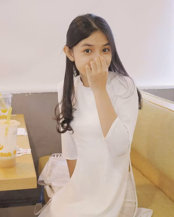 Ngoài bức ảnh chụp nghiêng thì trang cá nhân của nữ sinh xinh đẹp này được xem là 'kho ảnh' với nhiều góc chụp khác nhau, ở đó, Minh Châu luôn luôn nổi bật bởi vẻ đẹp kín đáo, dịu dàng đúng chất Huế của mình.