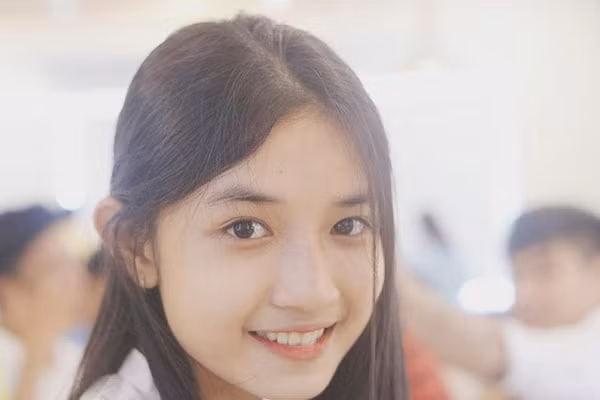 Theo tìm hiểu, nữ sinh xứ Huế xuất hiện trong bức ảnh 'góc nghiêng thần thánh' tên là Phan Hoàng Minh Châu, sinh năm 2002, học sinh trường THPT Đặng Huy Trứ, Huế. Theo chia sẻ, bức ảnh khiến dân mạng 'dậy sóng' được chụp trong lần cô bạn đi uống trà sữa sau giờ tan học. Bản thân Châu không ngờ khoảnh khắc tình cờ này của mình lại được nhiều người chú ý đến vậy.