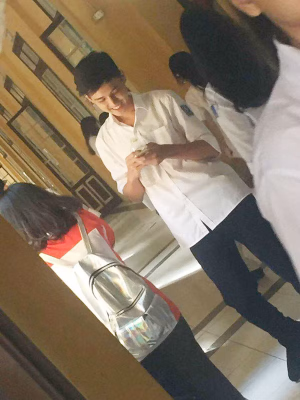 Và, dù có bí mật đến cỡ nào thì anh chàng cũng không thể 'thoát khỏi' paparazzi của những người hâm mộ. Và loạt ảnh chụp lén mới của chàng hot boy điển trai vừa mới được chia sẻ nhưng lại tiếp tục gây bão, bởi vì dù chụp ở góc nào thì anh chàng cũng đều rất 'chói chang'.