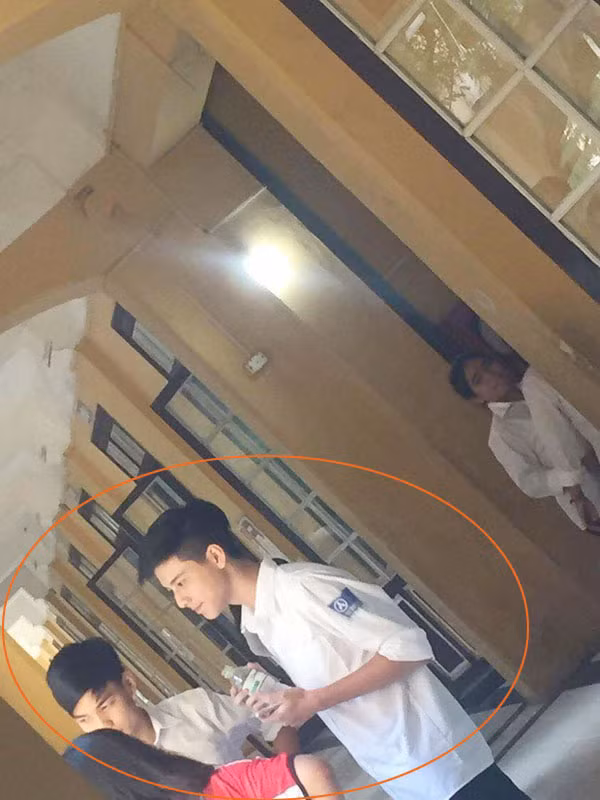 Có lẽ chính vì điều này, Hồng Đăng lại càng khiến 'người hâm mộ' tò mò hơn. Sự im lặng cũng khiến anh chàng gặp phải một số rắc rối, điển hình nhất là việc có hàng chục tài khoản Facebook, Fanpage mới mạo danh anh chàng, đăng tải những hình ảnh và thông tin không đúng sự thật nhằm mục đích xấu.