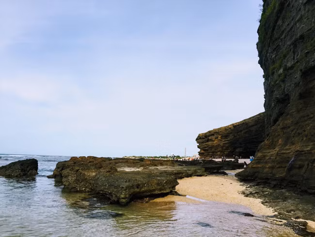 Vào khoảng 4h30 – 5h chiều, nước thủy triều rút, con đường mòn lộ diện giữa những lớp đá gồ ghề.