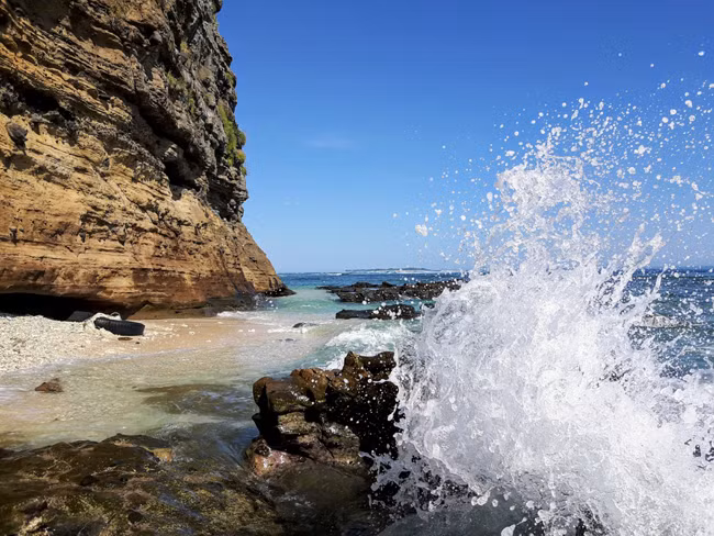 Sóng biển khá mạnh, chỉ cần vài giây đứng ngắm, du khách đã có thể bắt được khoảnh khắc ấn tượng này.