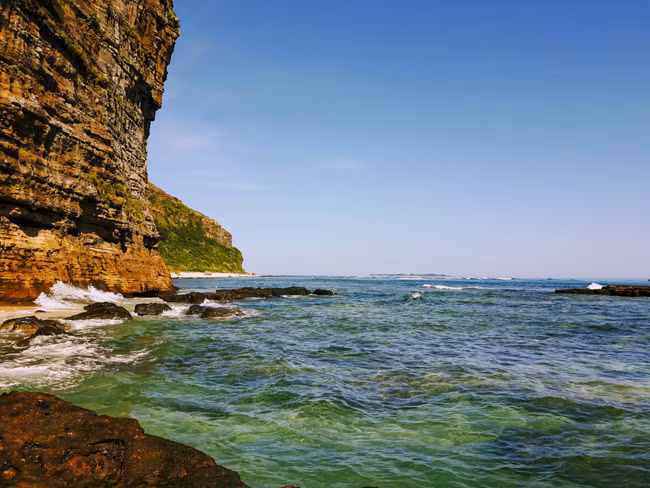 Khi thủy triều lên phần đường mòn dẫn sang Chùa Hang sẽ bị che lấp.