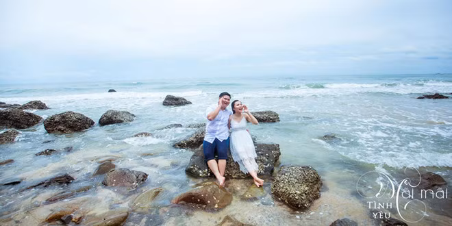 Riêng phút đầu tiên nhìn cô gái của mình mặc áo cưới, Thế Hiển choáng ngợp, chỉ biết đứng yên một chỗ ngắm nhìn. “Dường như trái tim mình lại rung động thêm một lần nữa, so với lần trước, lần này mạnh hơn nhiều”, Hiển nói.