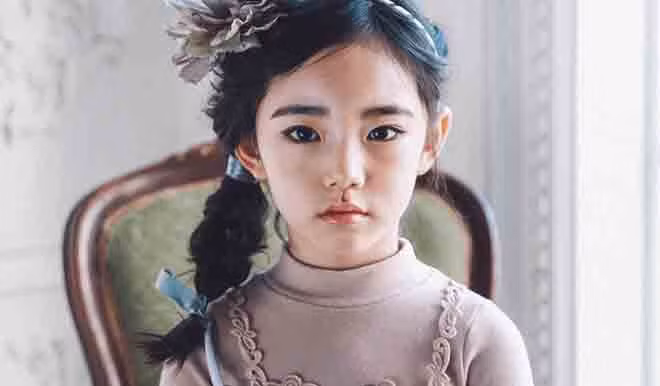 Không chỉ make up khi làm việc, khi đi học cô bé cũng rất chăm chút ngoại hình của mình.