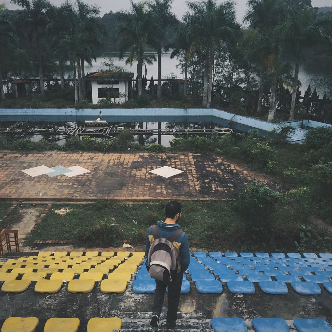 Càng đi sâu vào trong công viên nước, khung cảnh càng biến chuyển rùng rợn như bước ra từ một bộ phim về tận thế, với dàn nhân vật chính đang căng thẳng dè chừng sinh vật kỳ quái nào đó nhảy ra vồ lấy họ từ bóng râm.