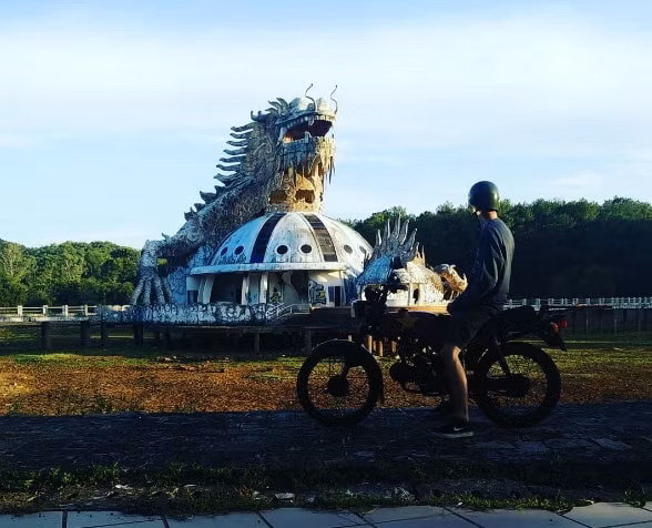 Khach Tay do xo kham pha cong vien nuoc bo hoang o VN