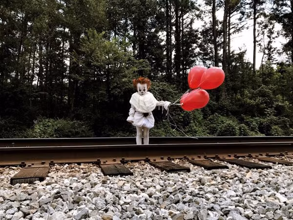 Với khả năng hóa trang, chụp ảnh của mình, Eagan đã biến em trai 3 tuổi Louie thành nhân vật kinh dị nổi tiếng Pennywise trong bom tấn IT của Stephen King.