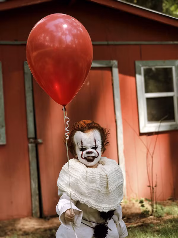 Nụ cười đáng yêu của em bé 3 tuổi có thể trở thành nỗi ám ảnh với nhiều người bởi kiểu hóa trang kinh dị của ' ma hề'.