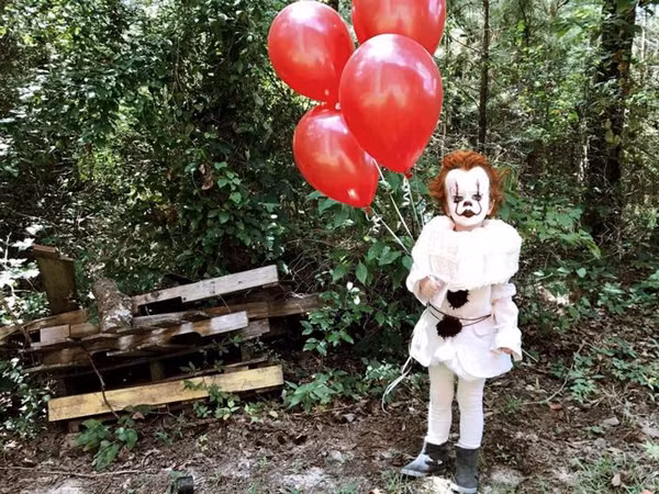 Dù được hóa trang đáng sợ, vẻ dễ thương của bé Louie vẫn không mất đi.