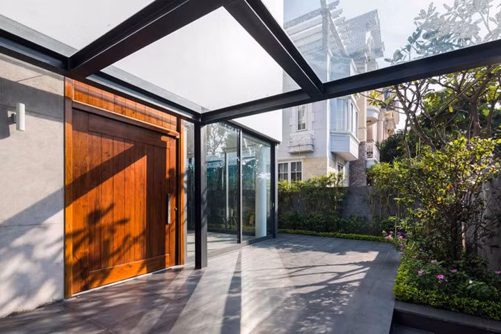 Công trình này được thiết kế bởi MM++ Architects, xây dựng trên một khu đất hình vuông diện tích khoảng 225m2, ngôi nhà là tổ ấm của cặp vợ chồng và hai đứa con nhỏ.