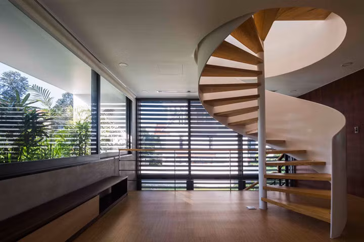 Ấn tượng đầu tiên mà cầu thang xoắn mang lại cho người nhìn đó là vẻ đẹp thanh lịch và tinh xảo.