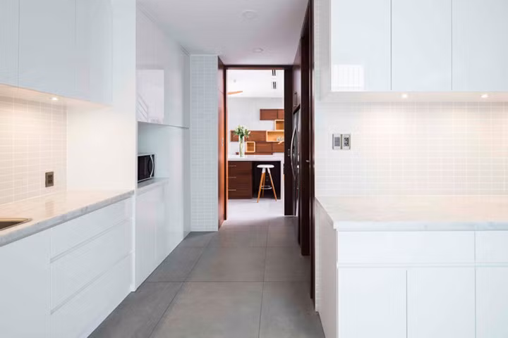 Phòng bếp rộng rãi để chủ nhà thoải mái tổ chức các buổi họp mặt, tiệc tùng.