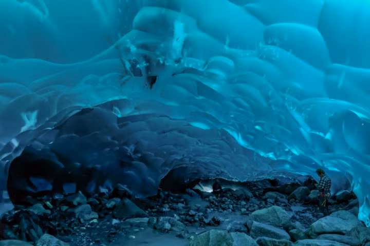 Hang băng Mendenhall. Những hang băng huyền ảo này ẩn sâu dưới lớp băng dày tại Mendehall, Alaska tạo nên bức tường xanh lấp lánh, góp phần tăng thêm sự kỳ diệu của nơi này.