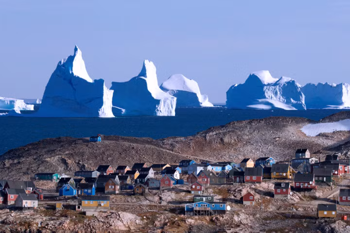 Những ngôi nhà nhiều màu sắc dọc bờ biển Greenland được tô điểm bởi những tảng băng trôi mắc kẹt do địa hình fi-o của Scoresby Sund.
