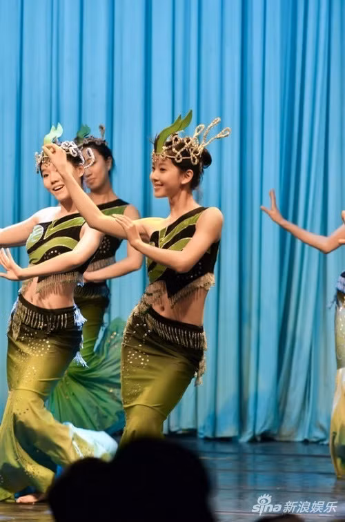 Những hình ảnh lần đầu được công bố này khiến người hâm mộ càng yêu mến cô gái này hơn.