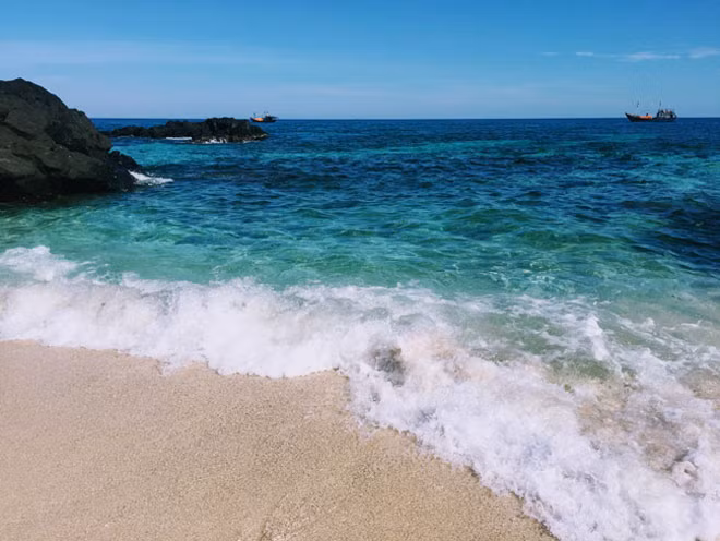 Là một trong 3 hòn đảo thuộc đảo Lý Sơn, cách đảo lớn Lý Sơn khoảng 3 hải lý về phía Tây Bắc. Đảo Bé hoang sơ với vẻ đẹp mê hồn đang trở thành thiên đường du lịch của miền Trung. Đảo bé đẹp ở nước biển xanh trong với gam màu xanh lam, xanh ngọc pha trộn hòa quện, bởi những mỏm đá trầm tích núi lửa hàng triệu năm tạo hình vòng cung ôm lấy biển. Đảo Bé hay còn gọi là đảo An Bình được dân du lịch ưu ái đặt cho cái tên Maldives thu nhỏ của Việt Nam hay Maldives phiên bản Việt.