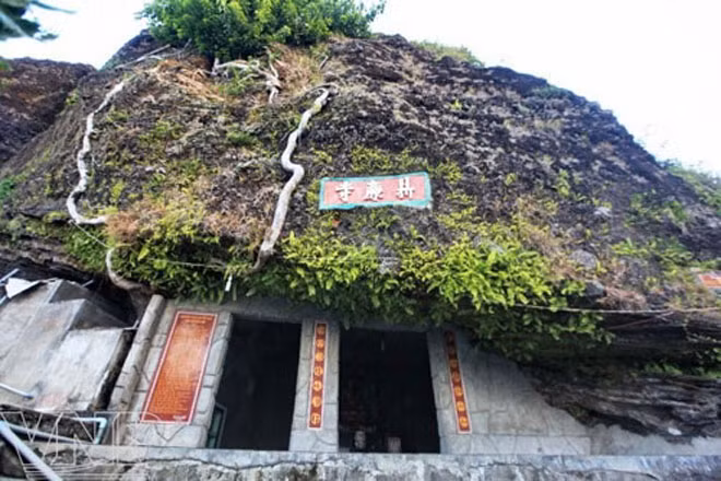 Cùng với Chùa Hang, Chùa Đục là ngôi chùa nổi tiếng ở Lý Sơn và sở hữu cảnh sắc tuyệt đẹp. Chùa Đục có tên chữ là Đỉnh Liêm Tự cách cổng tò vò 100m theo lối đường mòn. Chùa Đục nổi bật với bức tượng Quan Âm Đài – bức tượng lớn nhất trên đảo. Đến chùa Đục để cảm nhận sự bình an và thưởng ngoạn cảnh đẹp, không khí trong lành.