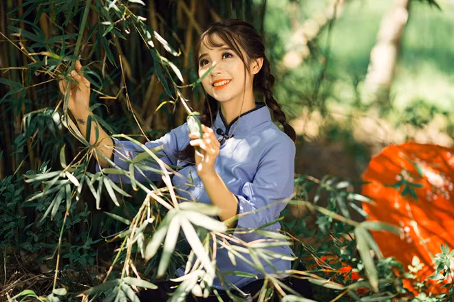 "Han Hyo Joo phiên bản Việt đây rồi", "Cần lắm thông tin về bạn gái này", "Xinh quá, mình thích vẻ ngoài của bạn này"... là những lời khen của dân mạng dành cho cô gái trong ảnh. Nữ nhân viên bán hàng xinh đẹp là Nguyễn Thị Hằng Nga, 21 tuổi, sinh viên năm cuối khoa Sư phạm Sử, Đại học Vinh, Nghệ An.