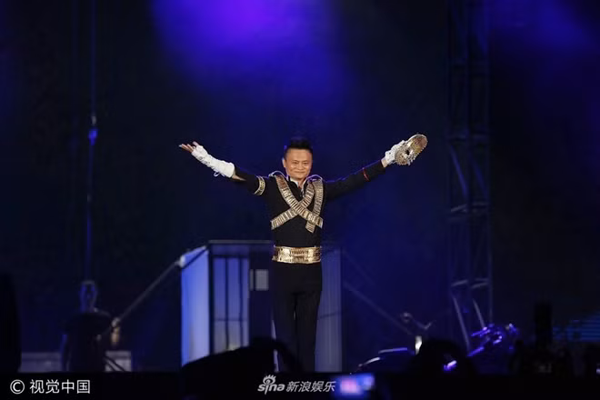 Là một doanh nhân song Jack Ma lại có máu nghệ sĩ, yêu thích võ thuật. Ông có mối quan hệ thân tình với nhiều ngôi sao hạng A như Lý Liên Kiệt, Triệu Vy, Vương Phi, Châu Tinh Trì...