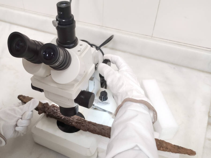 Các nhà nghiên cứu còn phát hiện thanh kiếm 1.000 tuổi trên có đặc điểm hơi cong ở phía đầu. Đặc điểm này tương tự những thanh kiếm do người Visigoth chế tạo.