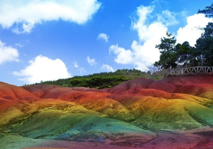 Những màu sắc khác ở Công viên địa chất Seven Colored Earth được cho có thể được tạo ra khi đá nóng chảy nguội đi ở nhiệt độ khác nhau, dẫn tới sự pha trộn màu đỏ và xanh dương tạo thành các màu sắc nổi bật như mọi người thấy ngày nay.