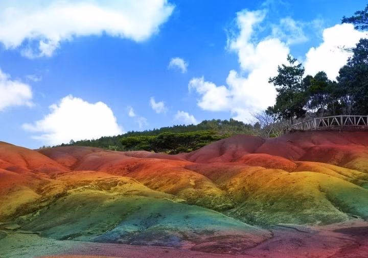 Những màu sắc khác ở Công viên địa chất Seven Colored Earth được cho có thể được tạo ra khi đá nóng chảy nguội đi ở nhiệt độ khác nhau, dẫn tới sự pha trộn màu đỏ và xanh dương tạo thành các màu sắc nổi bật như mọi người thấy ngày nay.