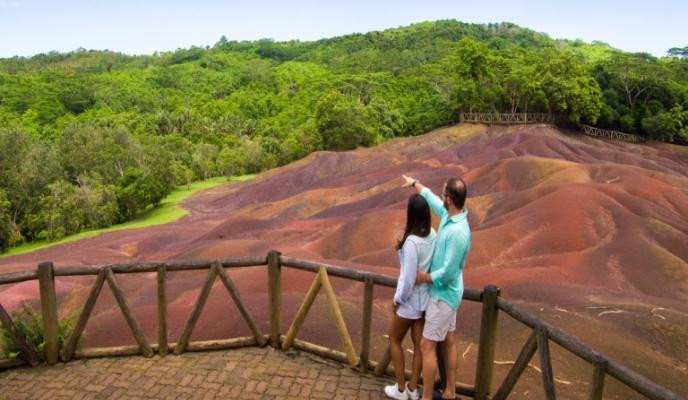 Thú vị hơn nữa là nếu trộn lẫn những dải màu khác nhau ở Công viên địa chất Seven Colored Earth thì chúng vẫn sẽ tách ra và hợp lại theo từng nhóm màu sắc riêng.